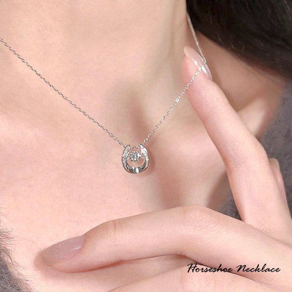 新商品 ネックレス レディース 馬蹄ネックレス 幸運 ホースシュー 揺れる CZダイヤ 計0.3ct エレガント プラチナ仕上げ レディース 女性 人気 ギフト プレゼント 新商品 ネックレス レディース 馬蹄ネックレス 幸運 ホースシュー 揺れる CZダイヤ 計0.3ct エレガント プラチナ仕上げ レディース 女性 人気 ギフト プレゼント