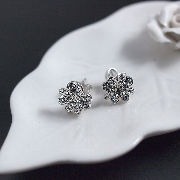 Limited Edition [Treasure Chest] "Wishing for happiness, bringing happiness" Four-Leaf Clover Earrings, Gold Platinum Finish