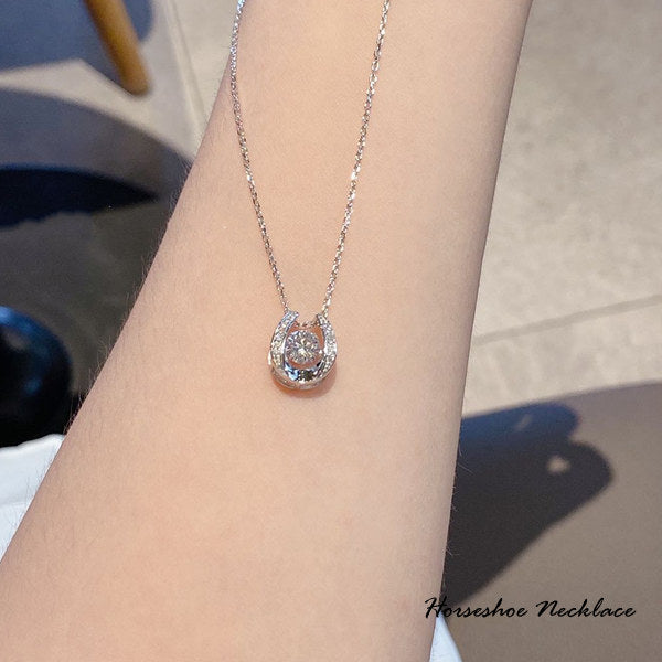 新商品 ネックレス レディース 馬蹄ネックレス 幸運 ホースシュー 揺れる CZダイヤ 計0.3ct エレガント プラチナ仕上げ レディース 女性 人気 ギフト プレゼント