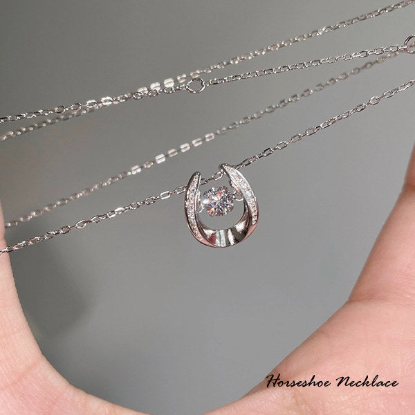 新商品 ネックレス レディース 馬蹄ネックレス 幸運 ホースシュー 揺れる CZダイヤ 計0.3ct エレガント プラチナ仕上げ レディース 女性 人気 ギフト プレゼント