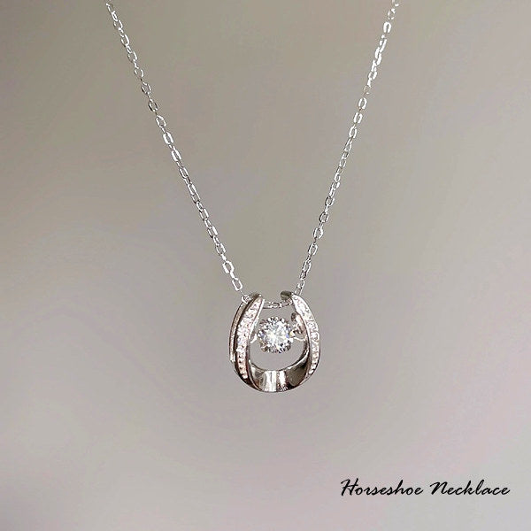 新商品 ネックレス レディース 馬蹄ネックレス 幸運 ホースシュー 揺れる CZダイヤ 計0.3ct エレガント プラチナ仕上げ レディース 女性 人気 ギフト プレゼント