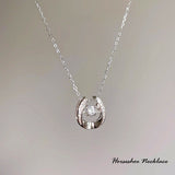 新商品 ネックレス レディース 馬蹄ネックレス 幸運 ホースシュー 揺れる CZダイヤ 計0.3ct エレガント プラチナ仕上げ レディース 女性 人気 ギフト プレゼント