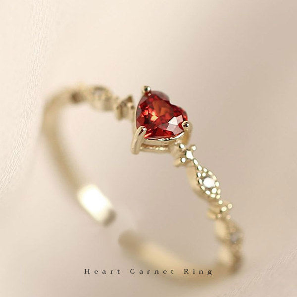 新発売記念セール！期間限定 71％OFF！2/12まで 新商品 指輪 レディース リング 可愛い ハート レッド石 ガーネット シンプル カジュアル オシャレ 上品 細い 細め シンプル ゴールド フリーサイズ 誕生日 ギフト プレゼント
