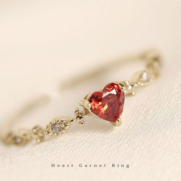 新発売記念セール！期間限定 71％OFF！2/12まで 新商品 指輪 レディース リング 可愛い ハート レッド石 ガーネット シンプル カジュアル オシャレ 上品 細い 細め シンプル ゴールド フリーサイズ 誕生日 ギフト プレゼント