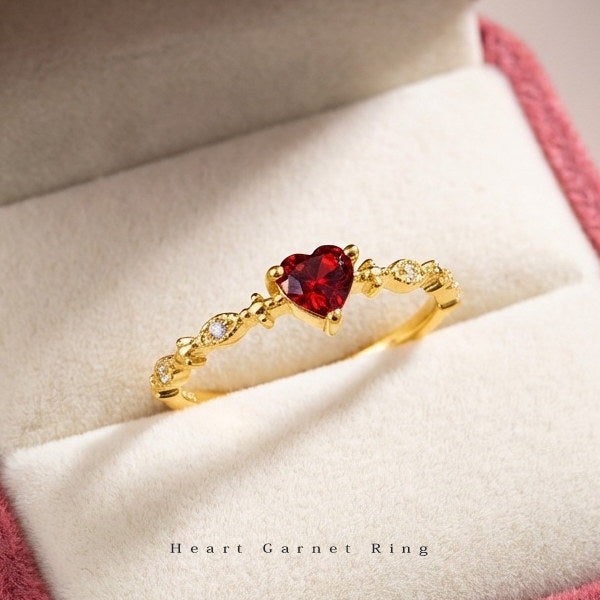 新発売記念セール！期間限定 71％OFF！2/12まで 新商品 指輪 レディース リング 可愛い ハート レッド石 ガーネット シンプル カジュアル オシャレ 上品 細い 細め シンプル ゴールド フリーサイズ 誕生日 ギフト プレゼント