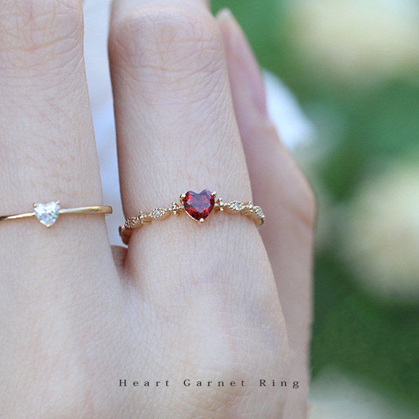 新発売記念セール！期間限定 71％OFF！2/12まで 新商品 指輪 レディース リング 可愛い ハート レッド石 ガーネット シンプル カジュアル オシャレ 上品 細い 細め シンプル ゴールド フリーサイズ 誕生日 ギフト プレゼント
