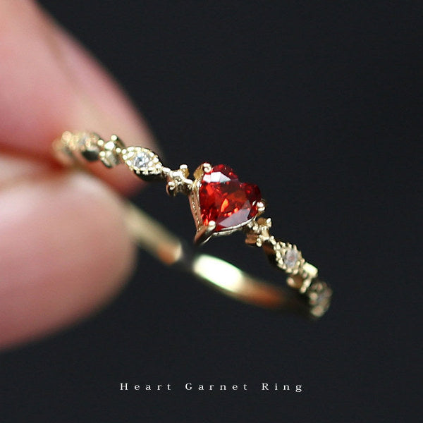 新発売記念セール！期間限定 71％OFF！2/12まで 新商品 指輪 レディース リング 可愛い ハート レッド石 ガーネット シンプル カジュアル オシャレ 上品 細い 細め シンプル ゴールド フリーサイズ 誕生日 ギフト プレゼント
