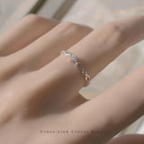 新商品 指輪 レディース 繊細クローバー透かしリング  フリーサイズ レース プラチナ ゴールド仕上げ 人気 ギフト プレゼント