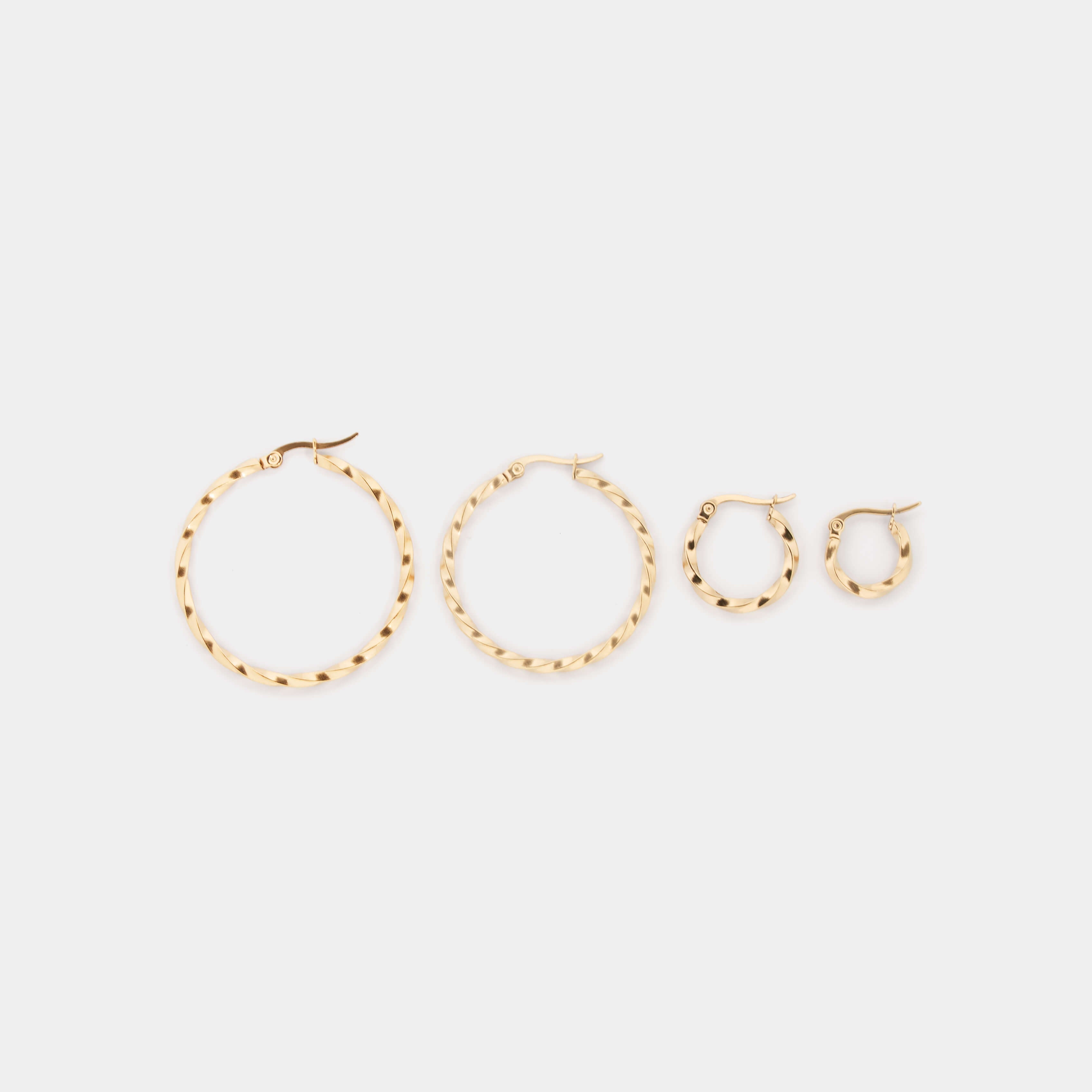 ツイストフープピアス