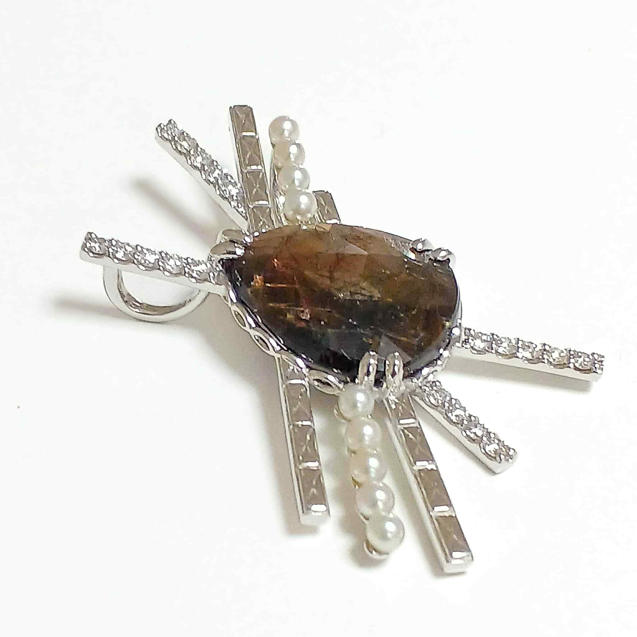 This one-of-a-kind, limited edition pendant top from Japan is a VIP exclusive. It features a golden sapphire and a Japanese design. Crafted in 18K gold by Japanese jewelers. [MPC Exclusive Secret Item]