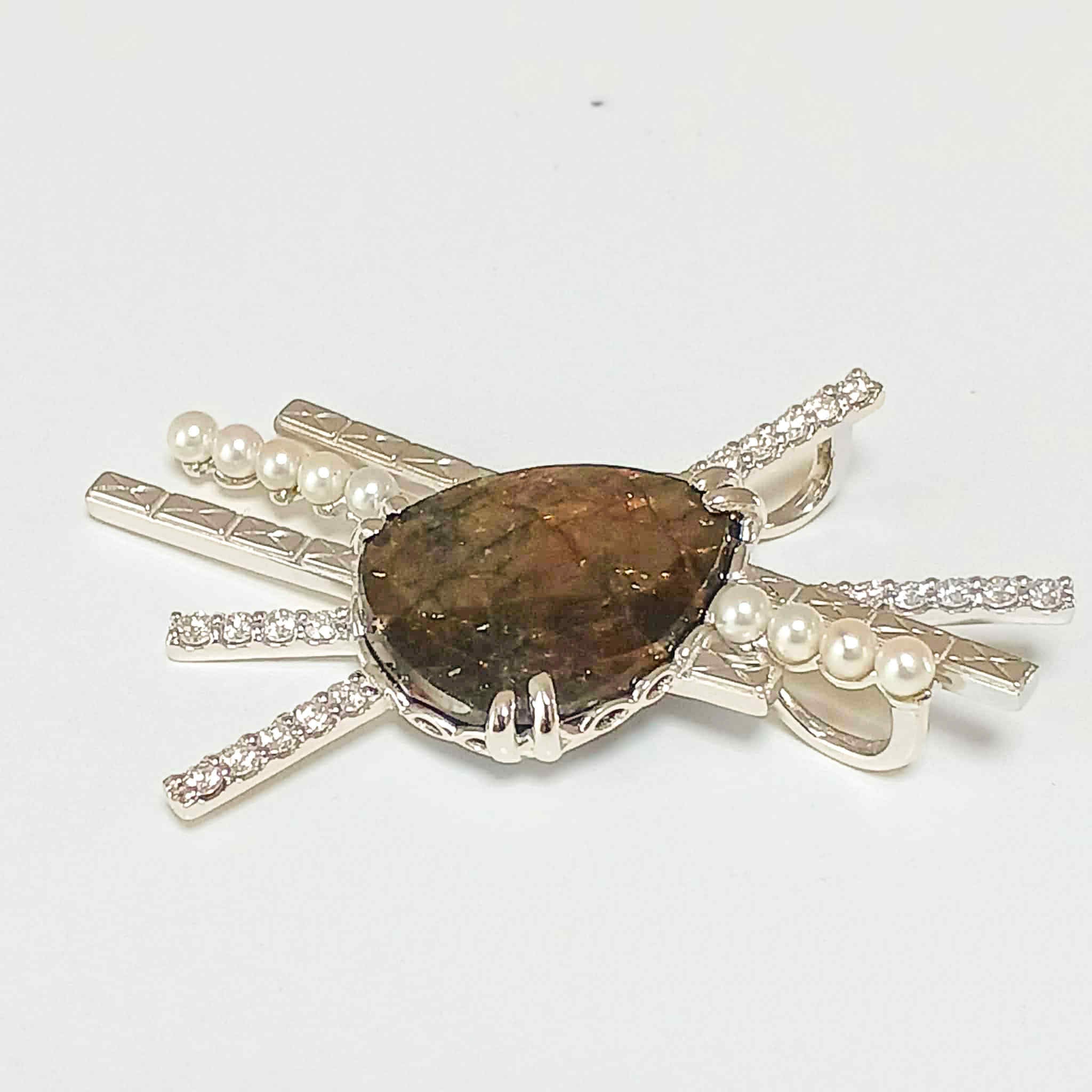 This one-of-a-kind, limited edition pendant top from Japan is a VIP exclusive. It features a golden sapphire and a Japanese design. Crafted in 18K gold by Japanese jewelers. [MPC Exclusive Secret Item]