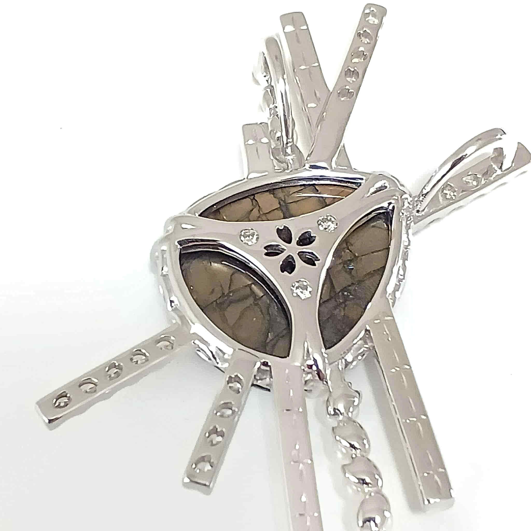 This one-of-a-kind, limited edition pendant top from Japan is a VIP exclusive. It features a golden sapphire and a Japanese design. Crafted in 18K gold by Japanese jewelers. [MPC Exclusive Secret Item]